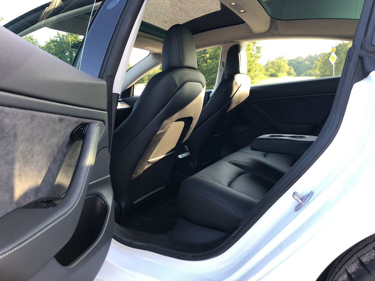 Neue Fotos eines silbernen Model 3, inklusive guter Einblick in das  Interieur 