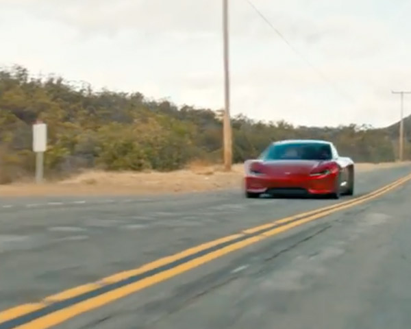 Tesla Roadster beim beschleunigen